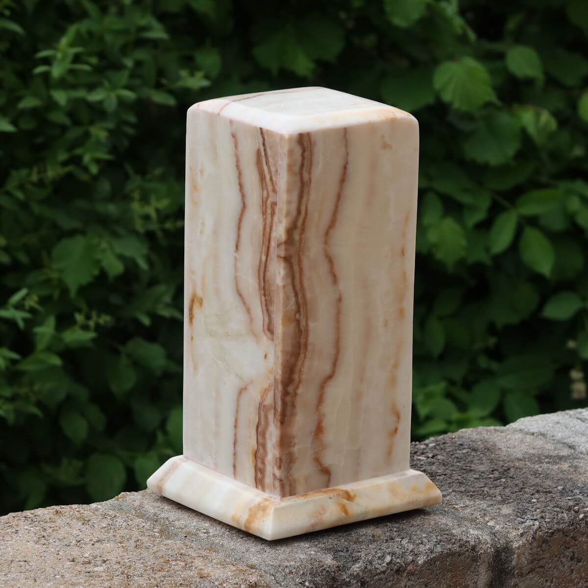 Aragonit Lampe aus Marokko neben Champagnerflasche, Naturstein mit warmem Licht, ideal für entspannte Atmosphäre, 30 cm Höhe