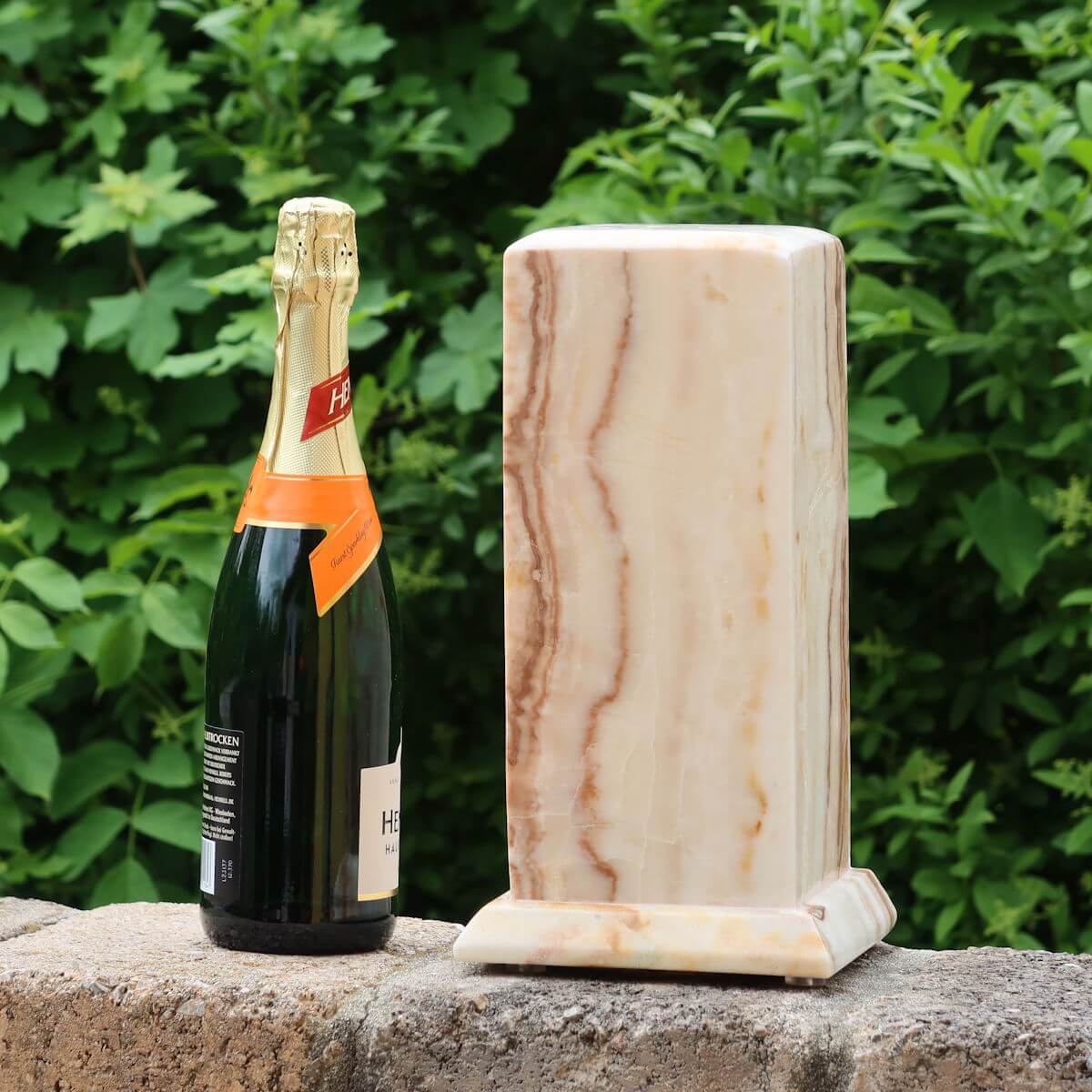 Aragonit Lampe aus Marokko neben Champagnerflasche, Naturstein mit warmem Licht, ideal für entspannte Atmosphäre, 30 cm Höhe