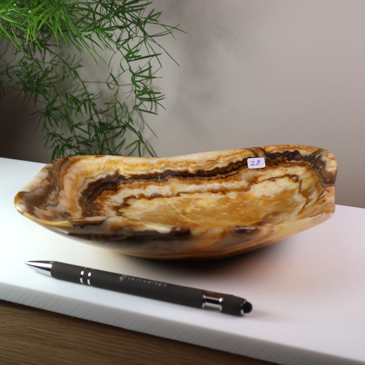 Handgeschliffene Schale aus Aragonit 