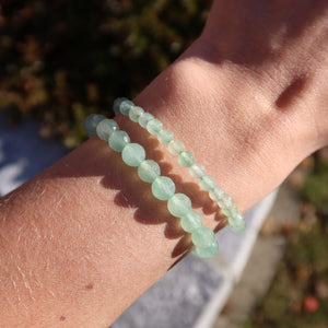 Aventurin facettiert Edelstein Armband - 1 Stück - in Varianten 4-6 oder 8mm, glänzender grüner Aventurin-Schmuck auf Handgelenk