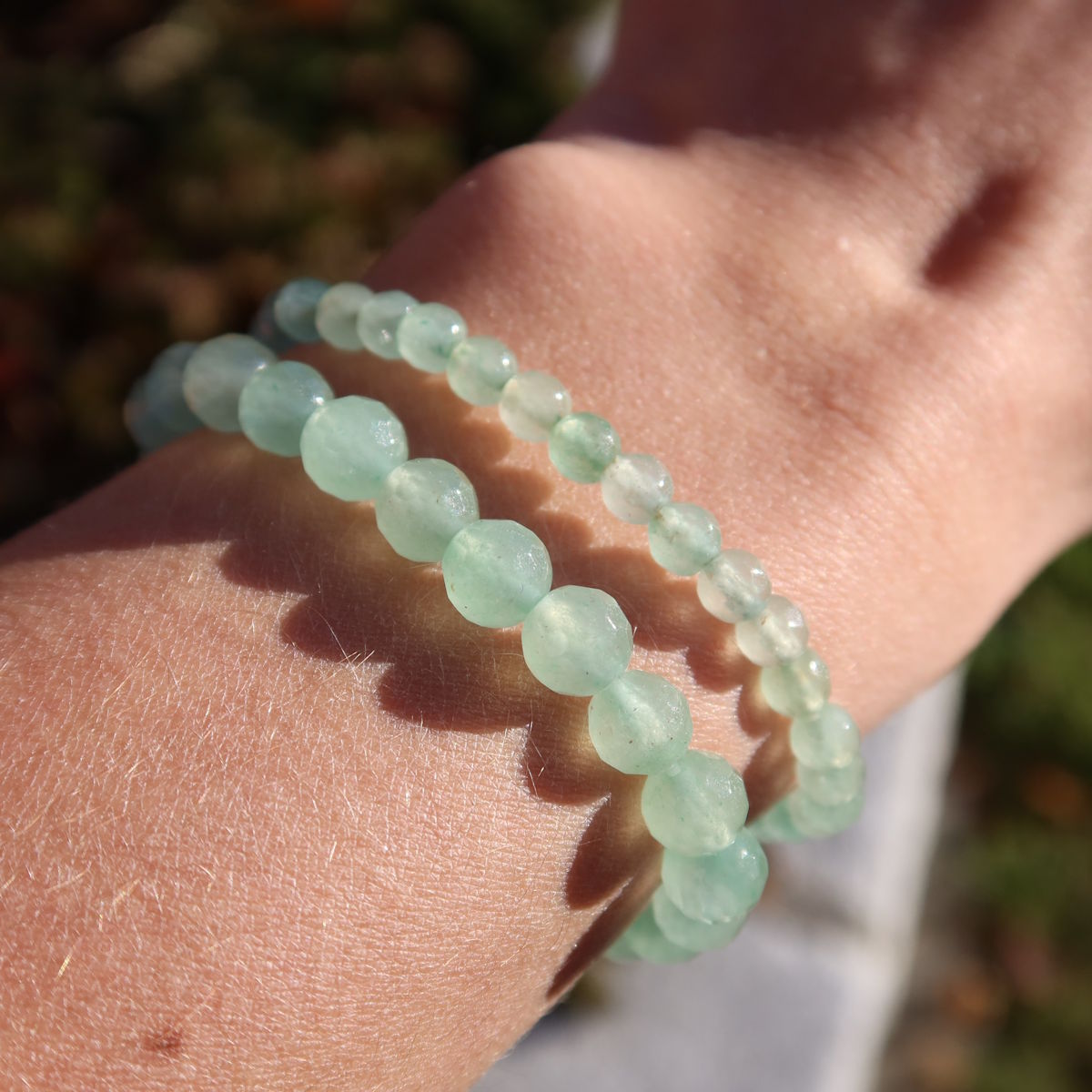 Aventurin facettiert Edelstein Armband - 1 Stück - in Varianten 4-6 oder 8mm, glänzender grüner Aventurin-Schmuck auf Handgelenk