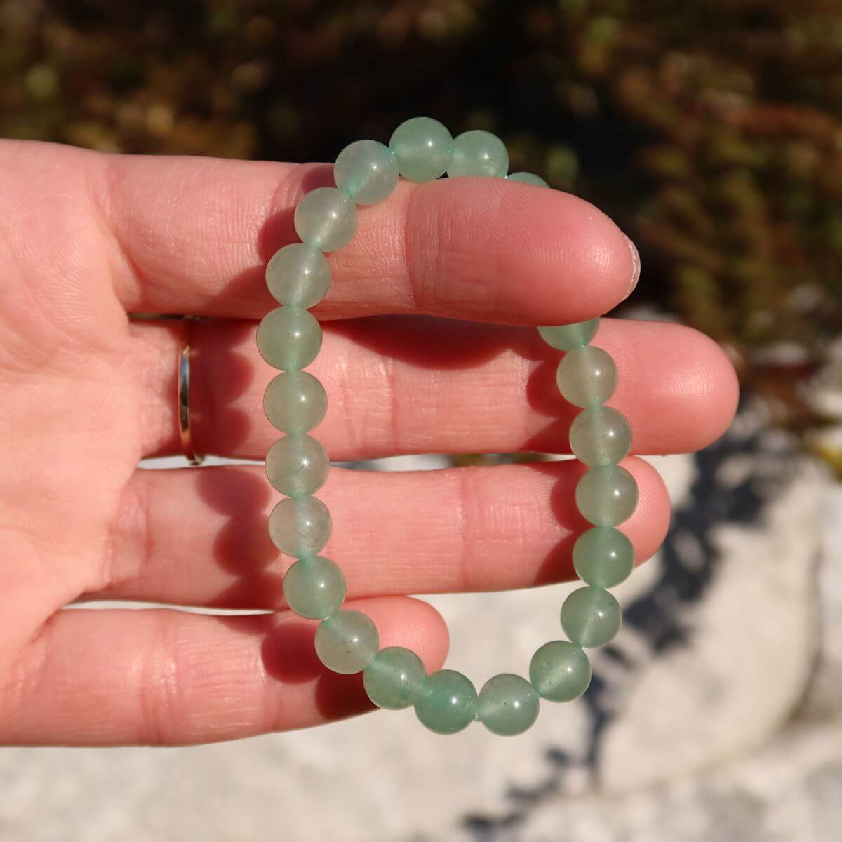 Grünes Aventurin Armband für schmale Handgelenke 4mm, perfekt für Leichtigkeit, erhältlich bei Steinwelten Graz Online Shop.