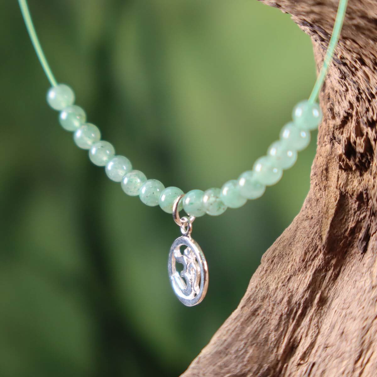 Grüne Aventurin-Kette mit OM-Symbol auf Holzdisplay, handgefertigt, 40cm - Steinwelten - Ketten Steine kaufen online.