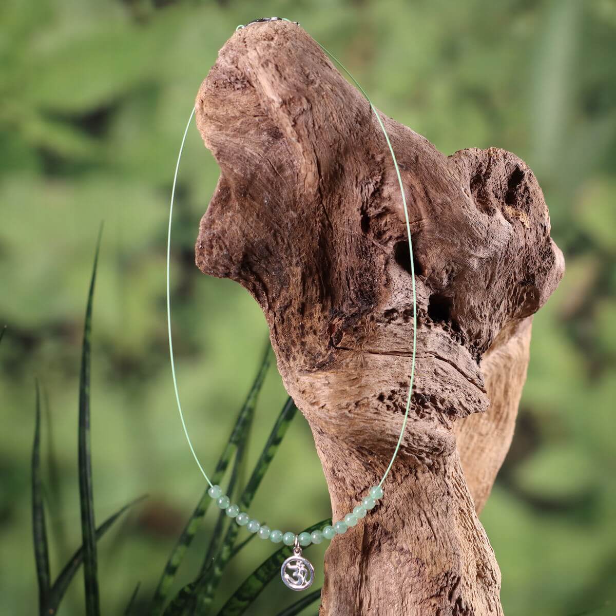 Grüne Aventurin-Kette mit OM-Symbol auf Holzdisplay, handgefertigt, 40cm - Steinwelten - Ketten Steine kaufen online.