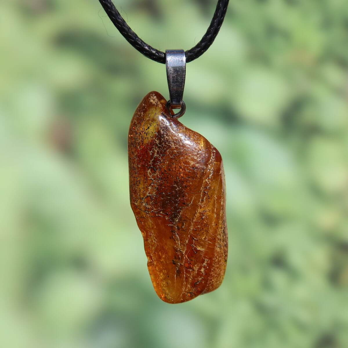 Natürlicher Bernstein Anhänger 40mm, einzigartiges Unikat Nr. 13, schimmernde Transparenz, handgefertigt aus pflanzlichem Harz.