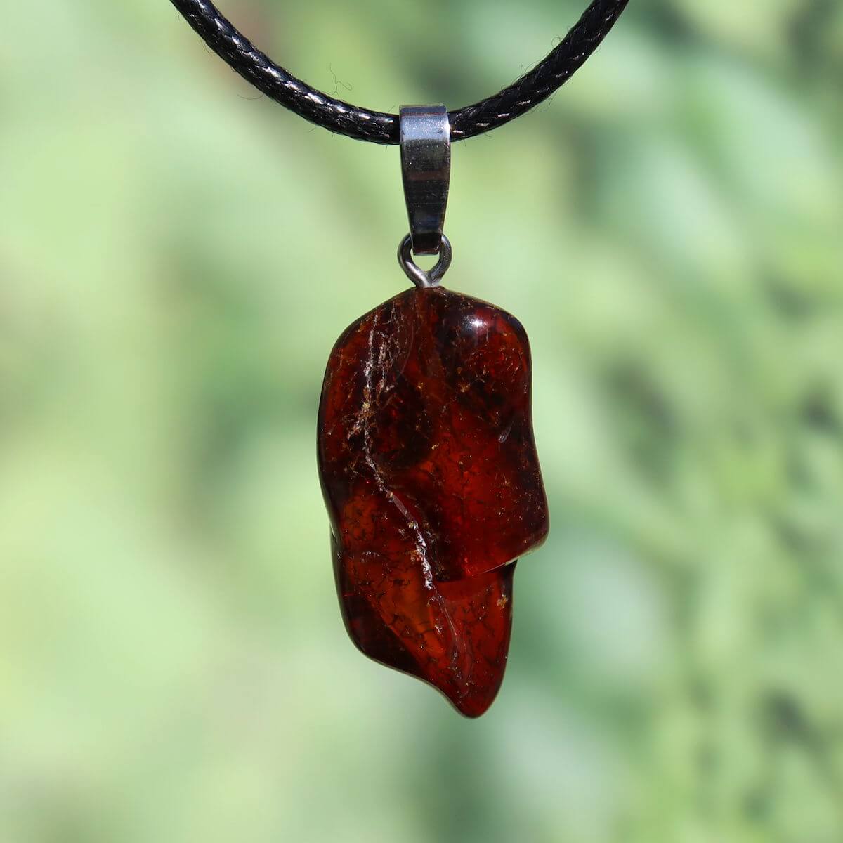 Natürlicher 1A Bernstein Anhänger 34mm glänzt im Sonnenlicht, spiegelt Lebensfreude und Selbstwert wider, UNIKAT Nr. 16.