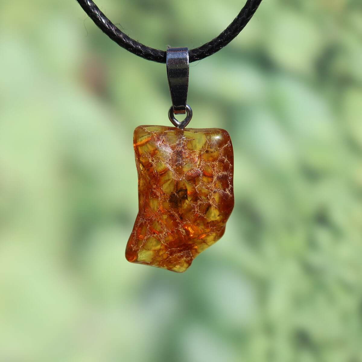 Natürlicher Bernstein Anhänger 25mm, unique amber gemstone, shimmering in light, enhancing joy and self-worth, UNIKAT No. 17.