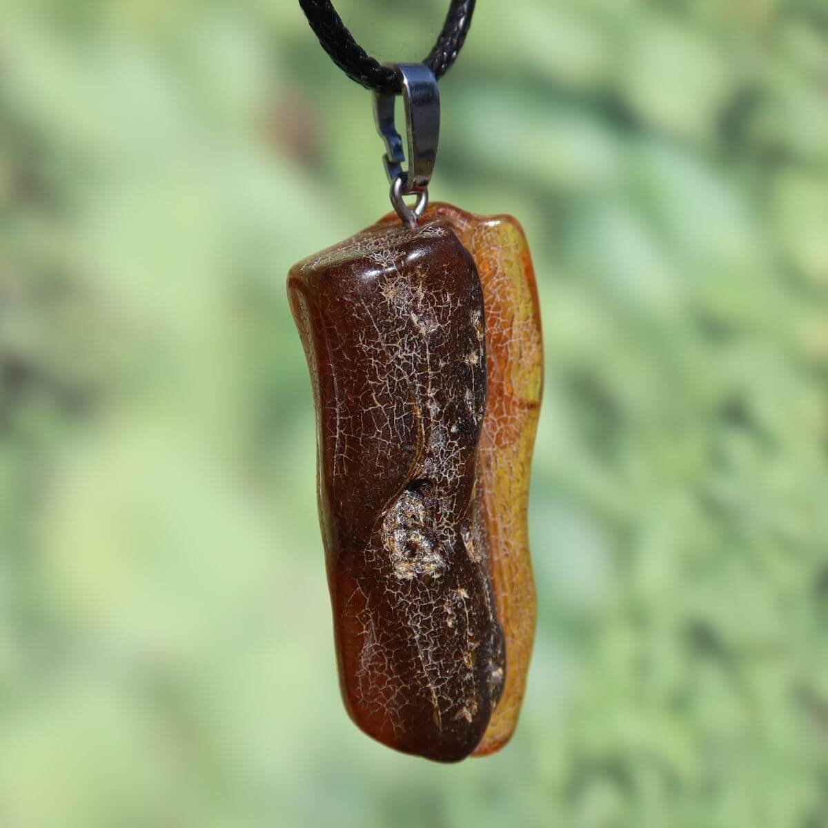 Natürlicher Bernstein Anhänger 50mm, Unikat Nr. 19, zeigt sanfte Transparenz und faszinierenden Schimmer, verkörpert Lebensfreude.