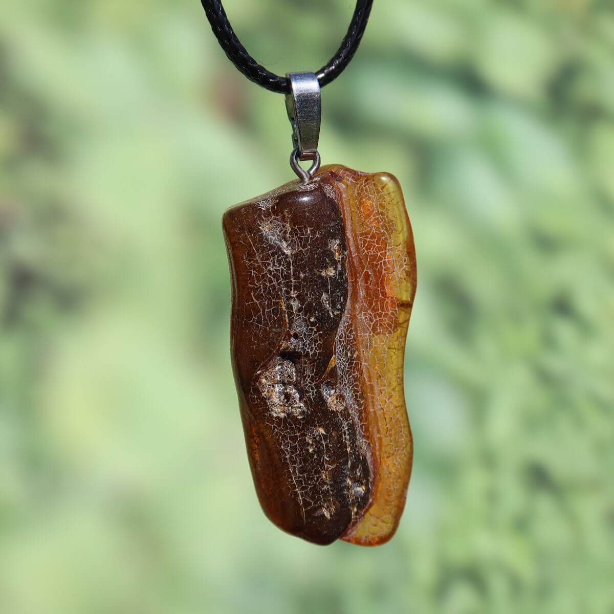 Natürlicher Bernstein Anhänger 50mm, Unikat Nr. 19, zeigt sanfte Transparenz und faszinierenden Schimmer, verkörpert Lebensfreude.