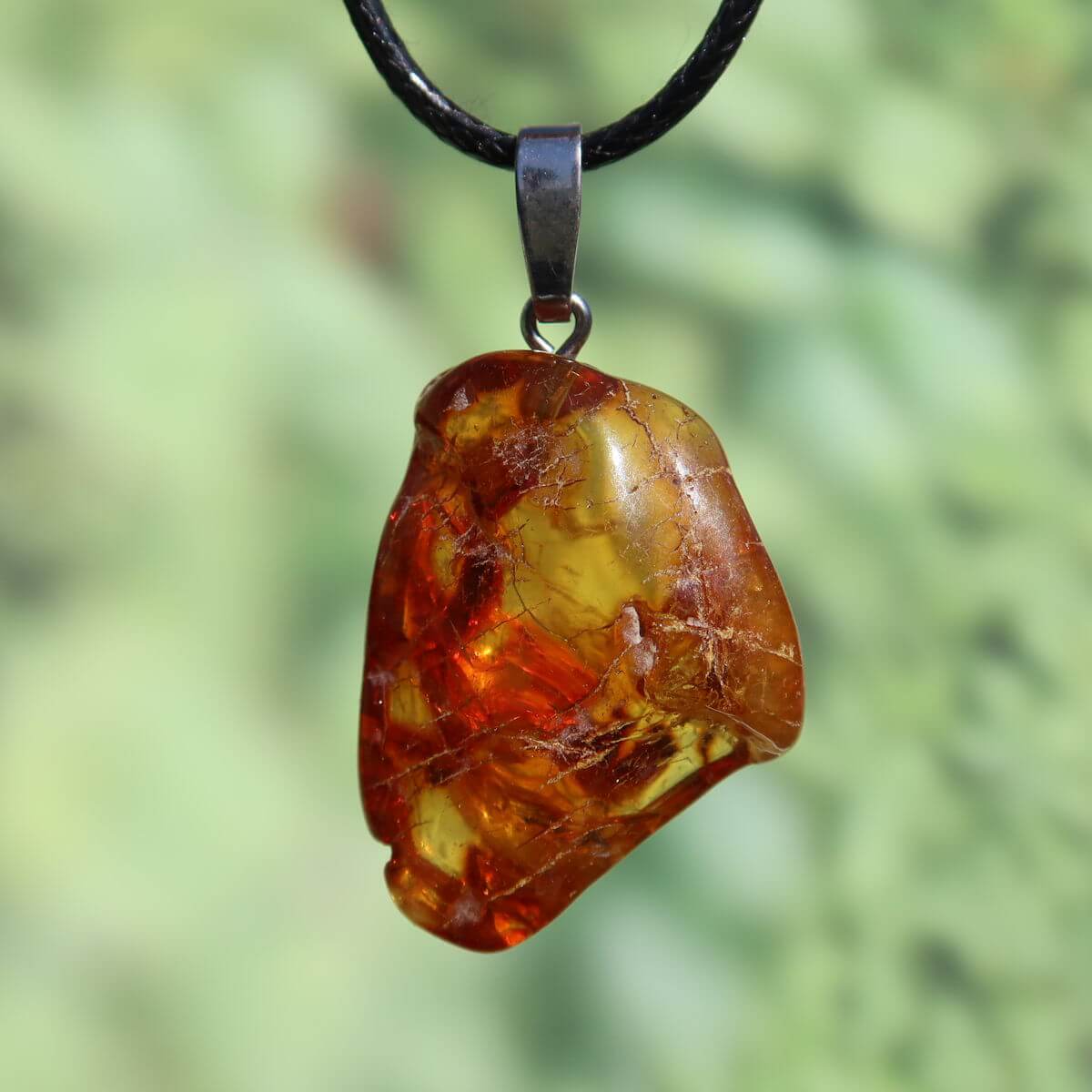 Natürlicher 1A Bernstein Anhänger 34mm, UNIKAT Nr. 20, schimmert im Licht, symbolisiert Lebensfreude und Selbstwert.