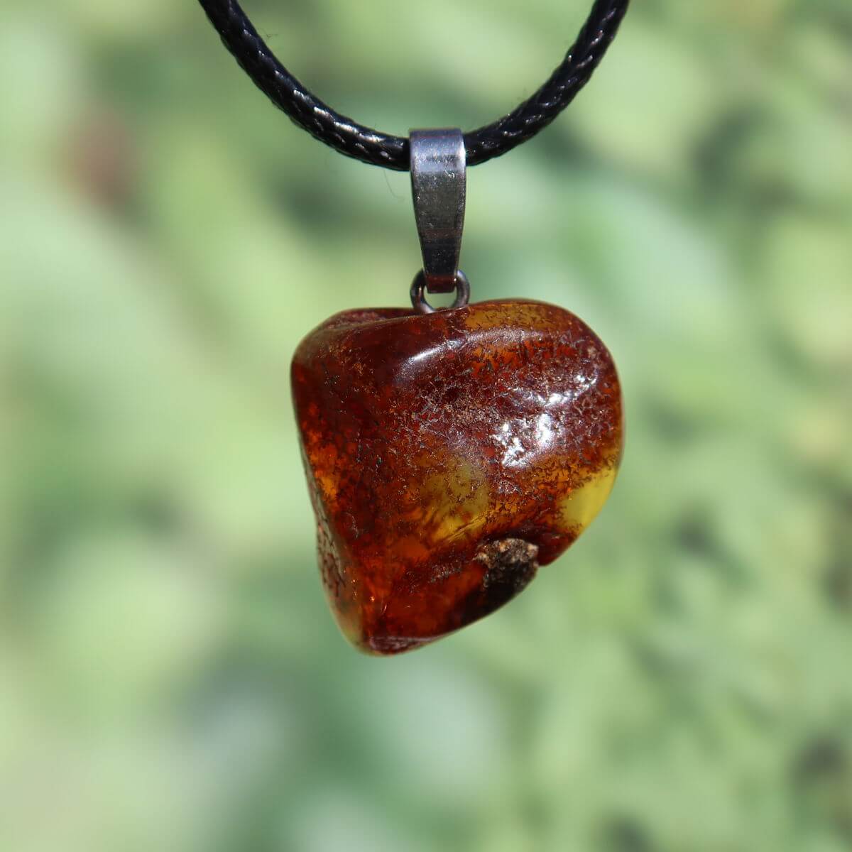 Natürlicher 1A Bernstein Anhänger 25mm, schimmerndes Unikat, ideal zur Steigerung von Lebensfreude und Selbstwert.