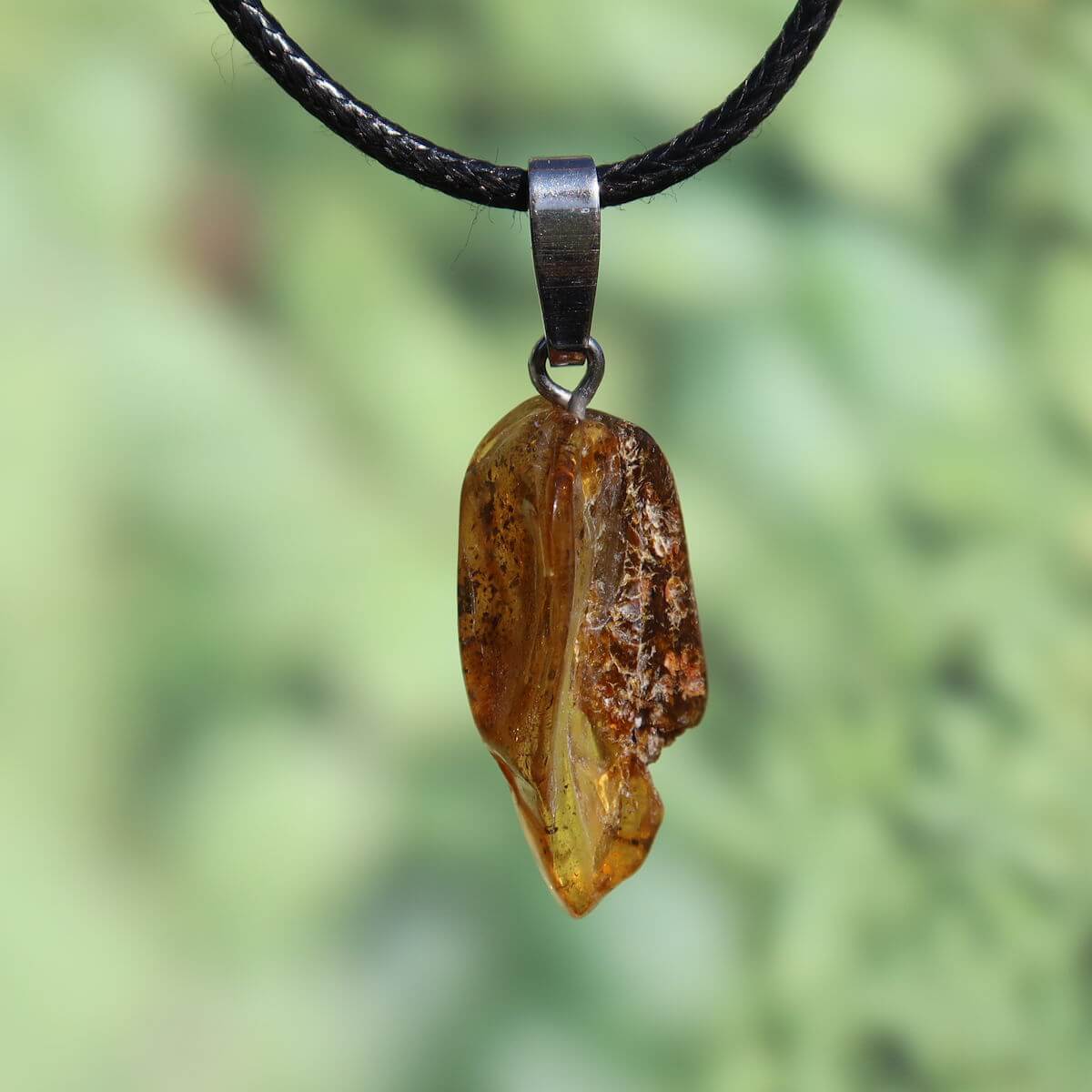 Natürlicher Bernstein Anhänger 30mm, UNIKAT Nr. 26, schimmert sanft bei Lichteinfall, individuelle Schönheit und Lebensfreude symbolisierend.