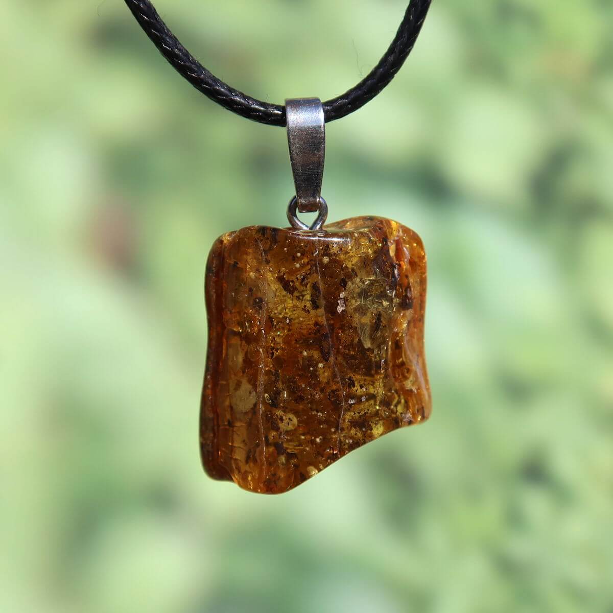 Natürlicher Bernstein Anhänger 26mm, einzigartiges Unikat Nr. 29, symbolisiert Lebensfreude, an schwarzem Lederband