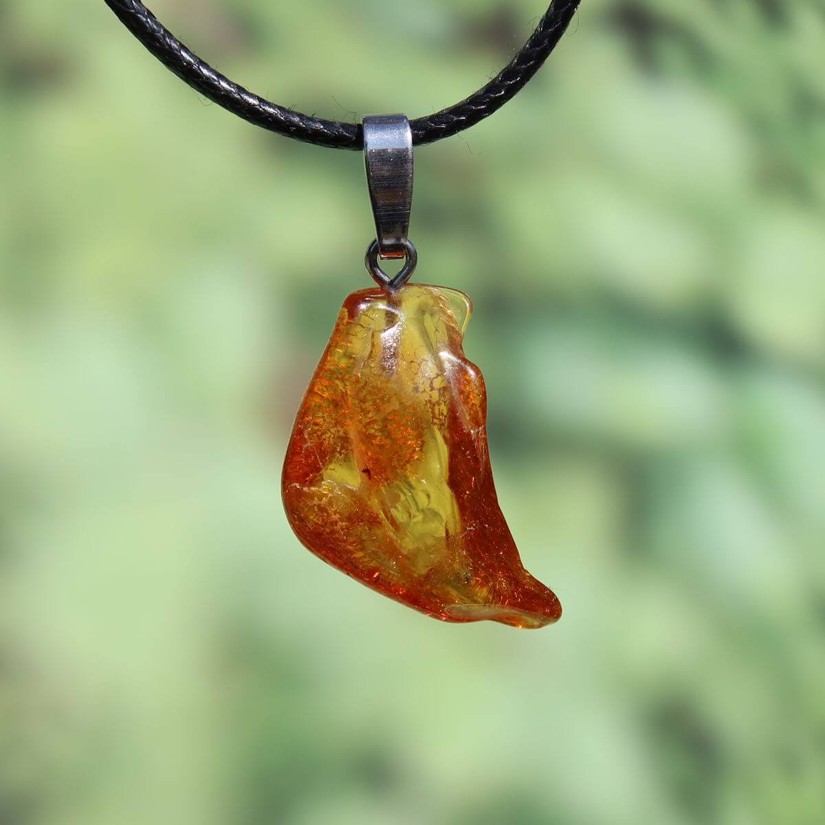 Natürlicher Bernstein Anhänger 30mm in sanftem Licht mit einzigartiger Transparenz und lebendigem Glanz, UNIKAT Nr. 2, mit schwarzem Band.