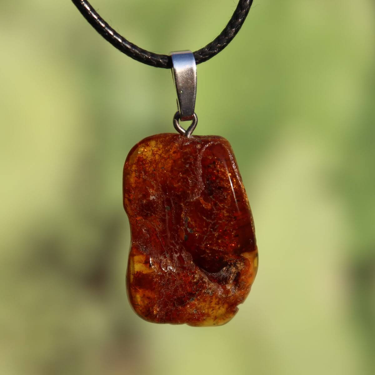 Natürlicher 1A Bernstein Anhänger 32mm, unikales Schmuckstück glänzend bei Lichteinfall, für Lebensfreude und Selbstwert.