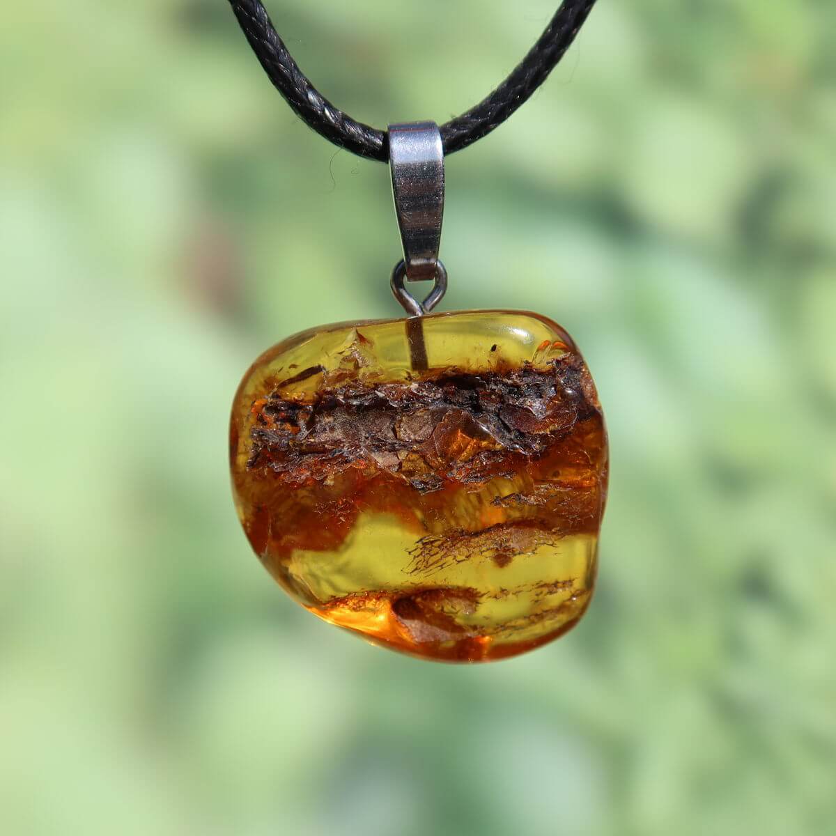 Natürlicher Bernstein Anhänger 25mm, glänzender Edelstein, einzigartiges Unikat Nr. 4, symbolisiert Lebensfreude und Selbstwert.