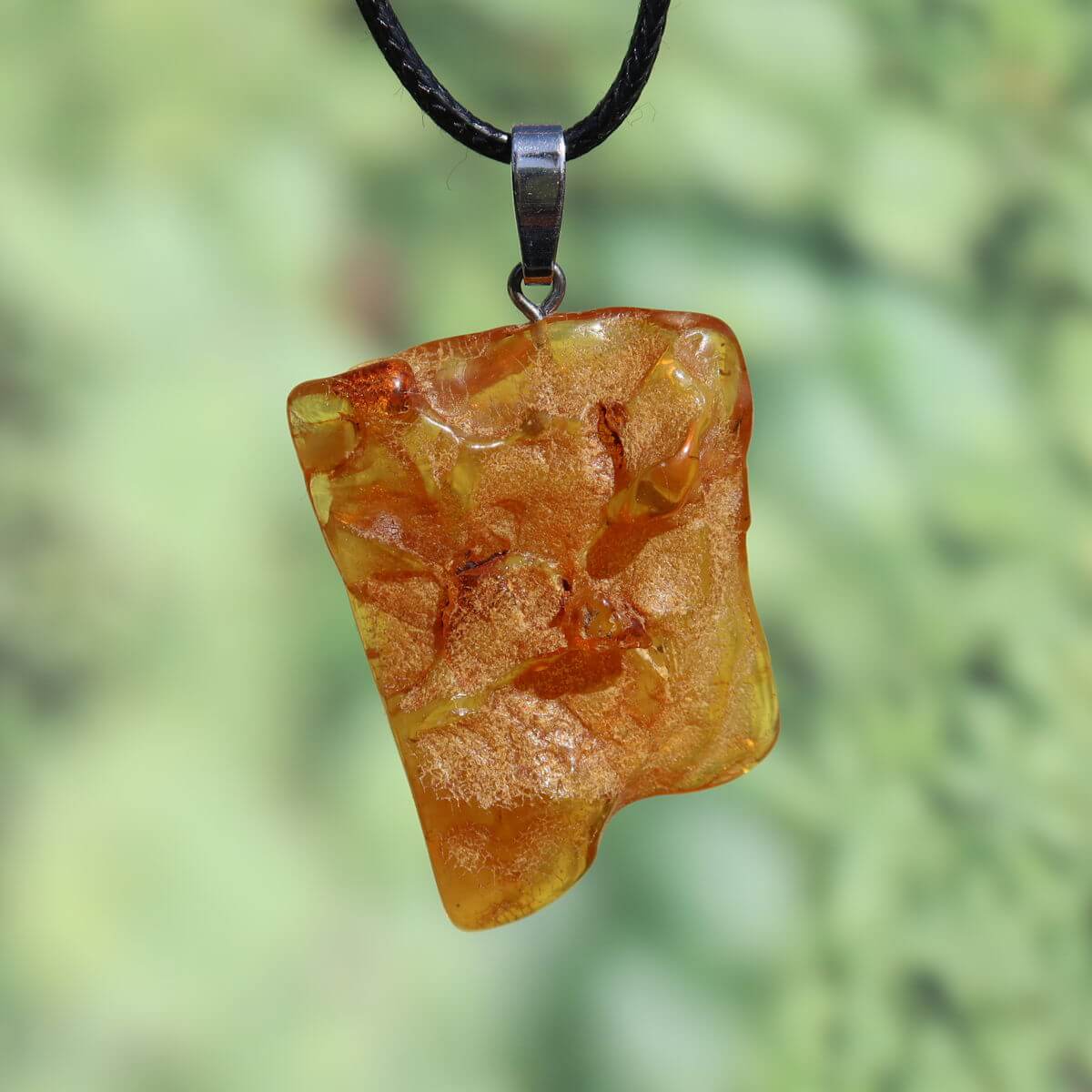 Natürlicher Bernstein Anhänger 40mm, einzigartiges Harzdesign, schimmernd bei Lichteinfall, Schmuck UNIKAT Nr. 6.