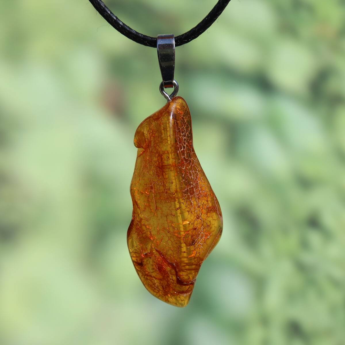 Natürlicher Bernstein Anhänger 46mm Unikat Nr. 7, schimmerndes Harz-Juwel in sonnigem Licht, symbolisiert Lebensfreude und Selbstwert.