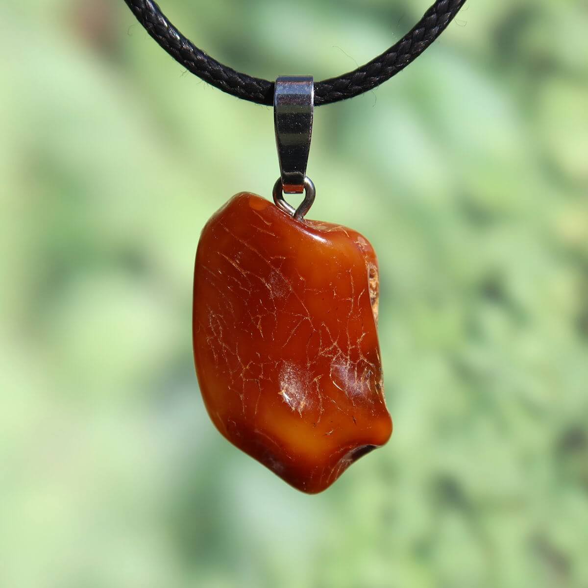 Natürlicher Bernstein Anhänger 30mm, einzigartig gefertigter Edelstein, schimmernd im Licht, handgefertigt für Lebensfreude und Selbstwert.