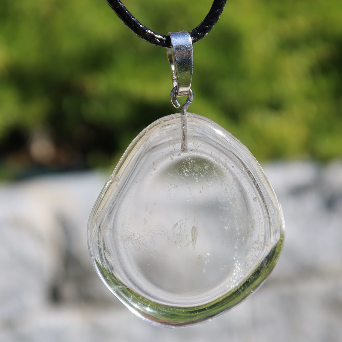 Bergkristall Anhänger 36mm mit Silberöse, klarer Stein für Gedanken und Stabilität, Unikat, im Sonnenlicht glänzend.