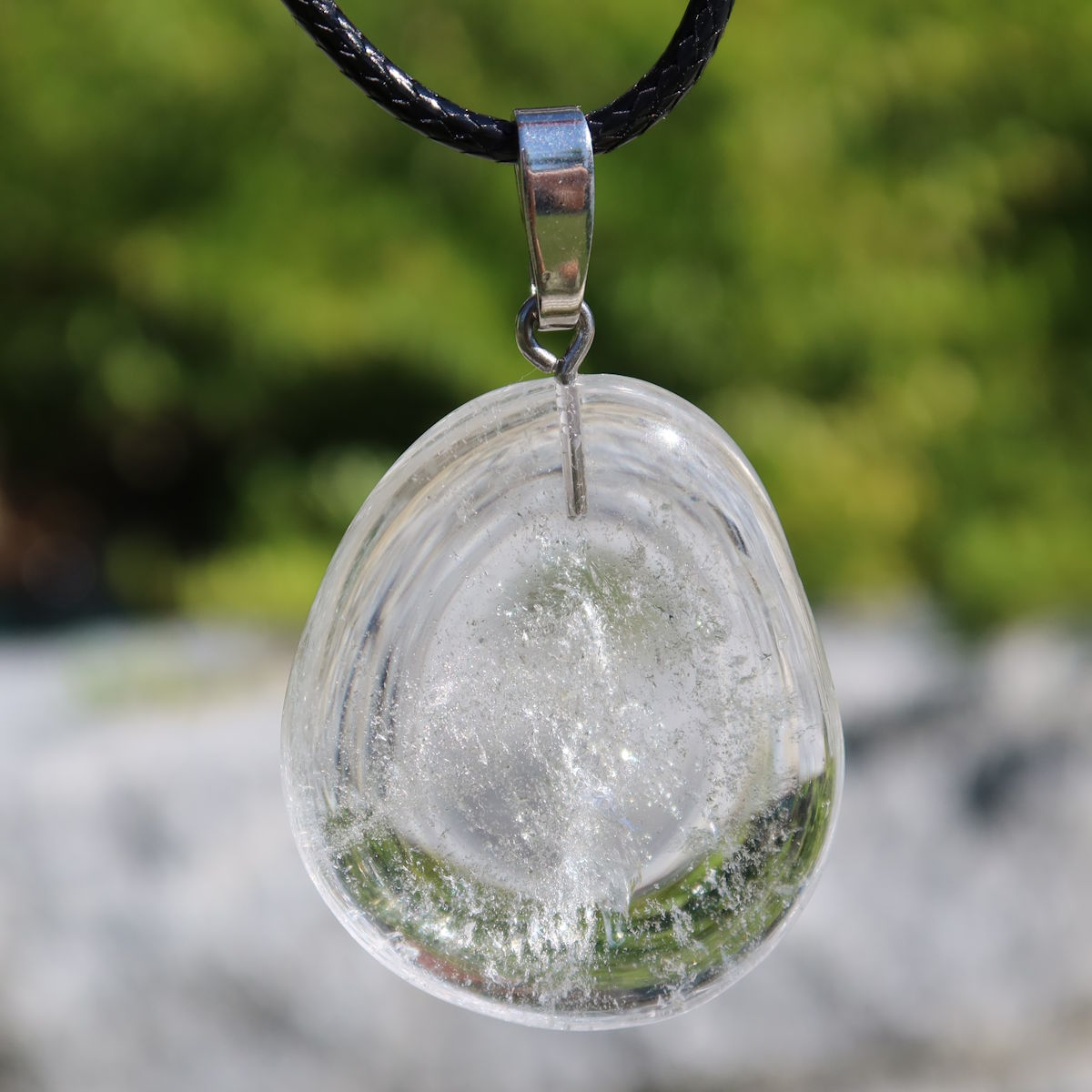 Klarer Bergkristall Anhänger mit Silberöse, 33mm, für klare Gedanken und Stabilität. Einzigartiges Design Nr. 14 auf schwarzem Band.