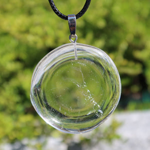 Bergkristall Anhänger 42mm mit Silberöse, vermittelt Klarheit und Stabilität, Unikat Nr. 2 im Freien fotografiert.