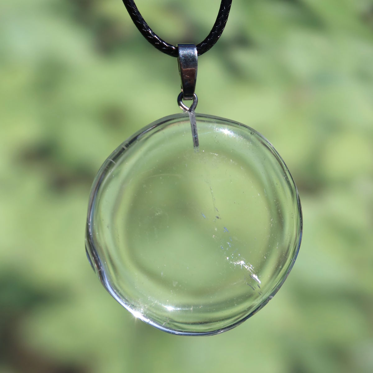 Bergkristall Anhänger 42mm mit Silberöse, vermittelt Klarheit und Stabilität, Unikat Nr. 2 im Freien fotografiert.