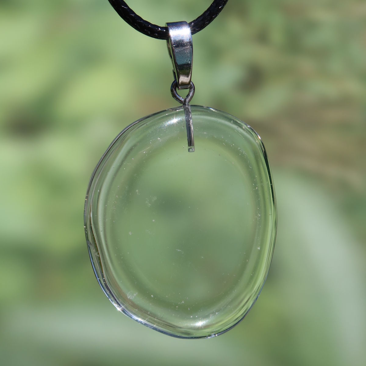Unique 36mm Bergkristall pendant with silver loop, natural clarity for focus and stability