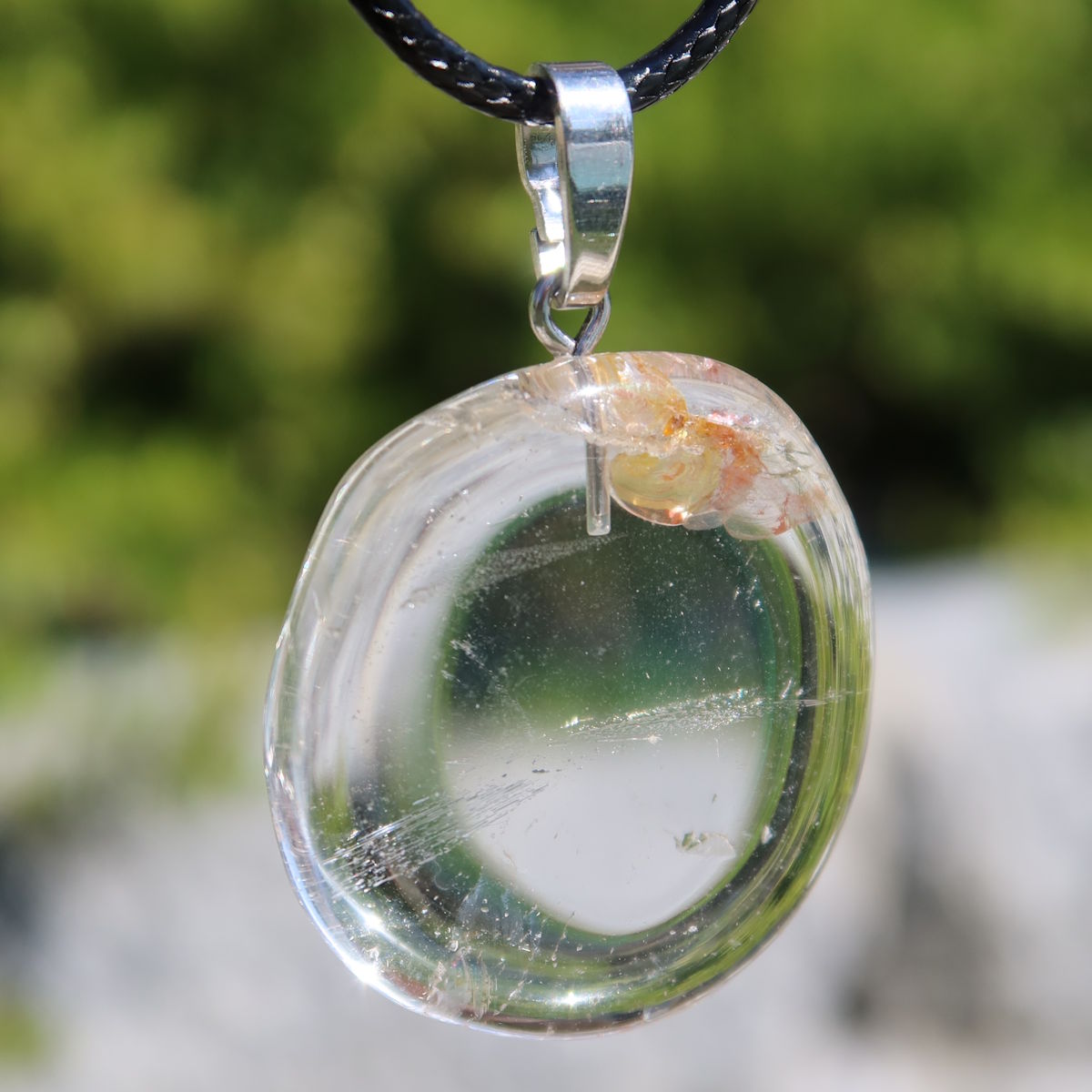 Bergkristall Anhänger 31mm mit Silberöse, bringt klare Gedanken und Stabilität, einzigartiges Design im Sonnenlicht.