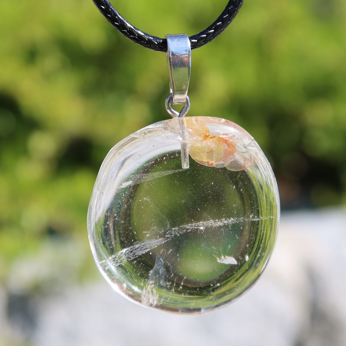 Bergkristall Anhänger 31mm mit Silberöse, bringt klare Gedanken und Stabilität, einzigartiges Design im Sonnenlicht.