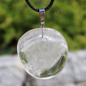 Bergkristall Anhänger 35mm mit Silberöse, fördert klare Gedanken und Stabilität, einzigartiges Unikat, glänzend und transparent.