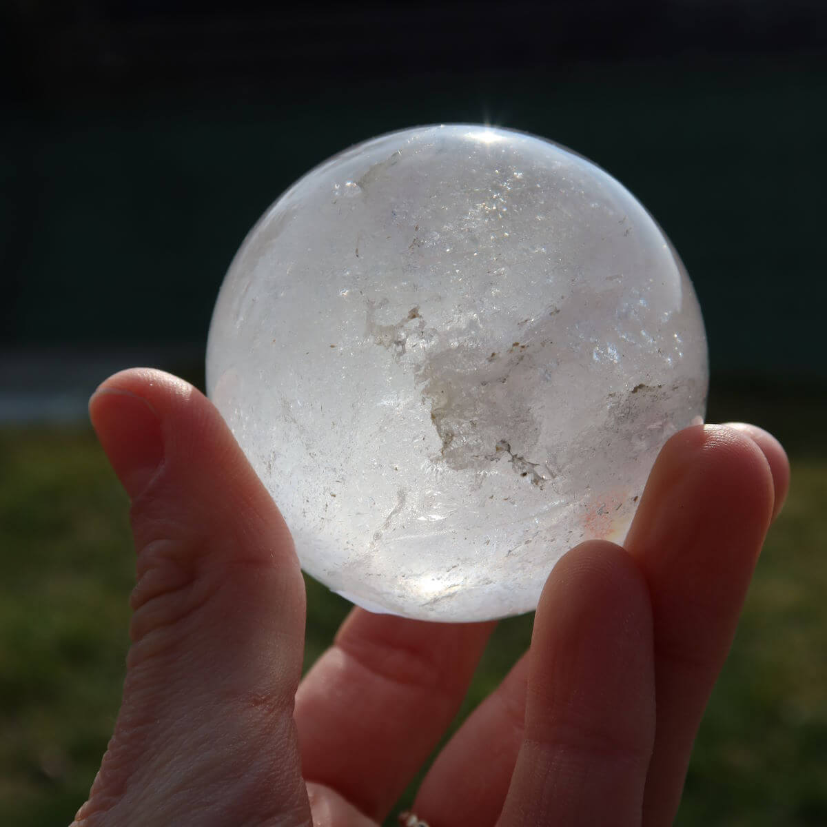 Bergkristall Kugel geschliffen, UNIKAT aus Brasilien, erhältlich online bei Steinwelten Graz und Wiener Neustadt, klarer Kristall.