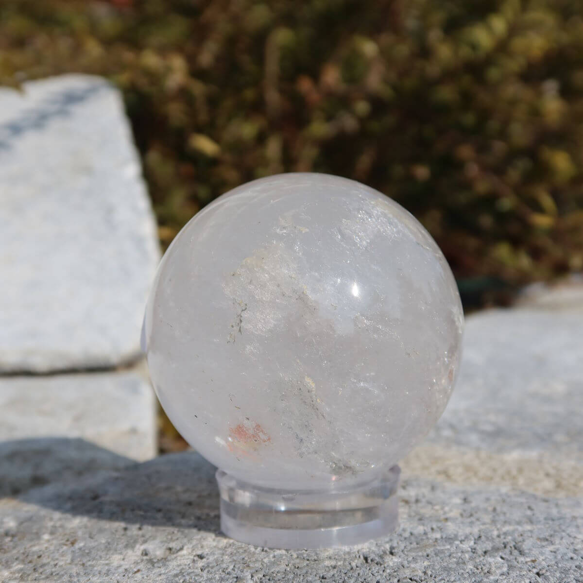 Bergkristall Kugel geschliffen, UNIKAT aus Brasilien, erhältlich online bei Steinwelten Graz und Wiener Neustadt, klarer Kristall.