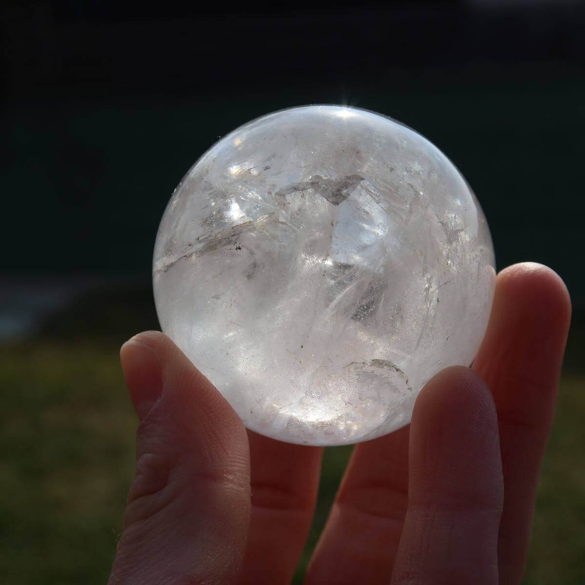 Geschliffene Bergkristall Kugel, UNIKAT Nr. 3, erhältlich im Steinwelten Online Shop in Graz und Wiener Neustadt.
