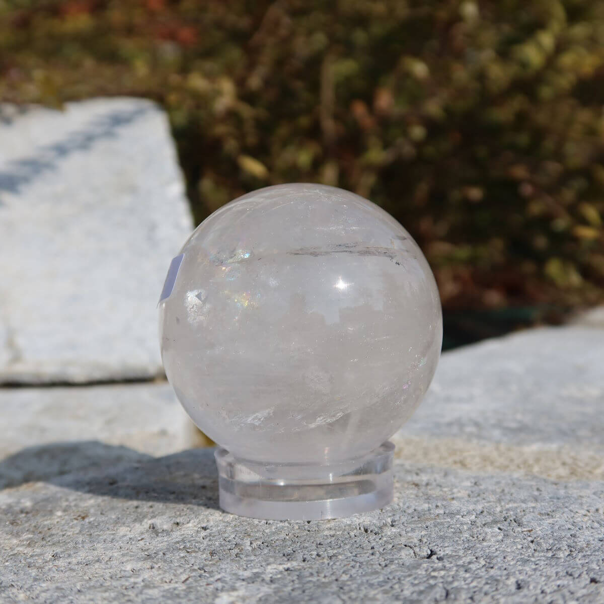 Geschliffene Bergkristall Kugel, UNIKAT Nr. 3, erhältlich im Steinwelten Online Shop in Graz und Wiener Neustadt.