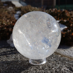 Bergkristall Kugel – Natürliche Kristallkugel 90mm Durchmesser Nr. 27 auf einem grauen Hintergrund