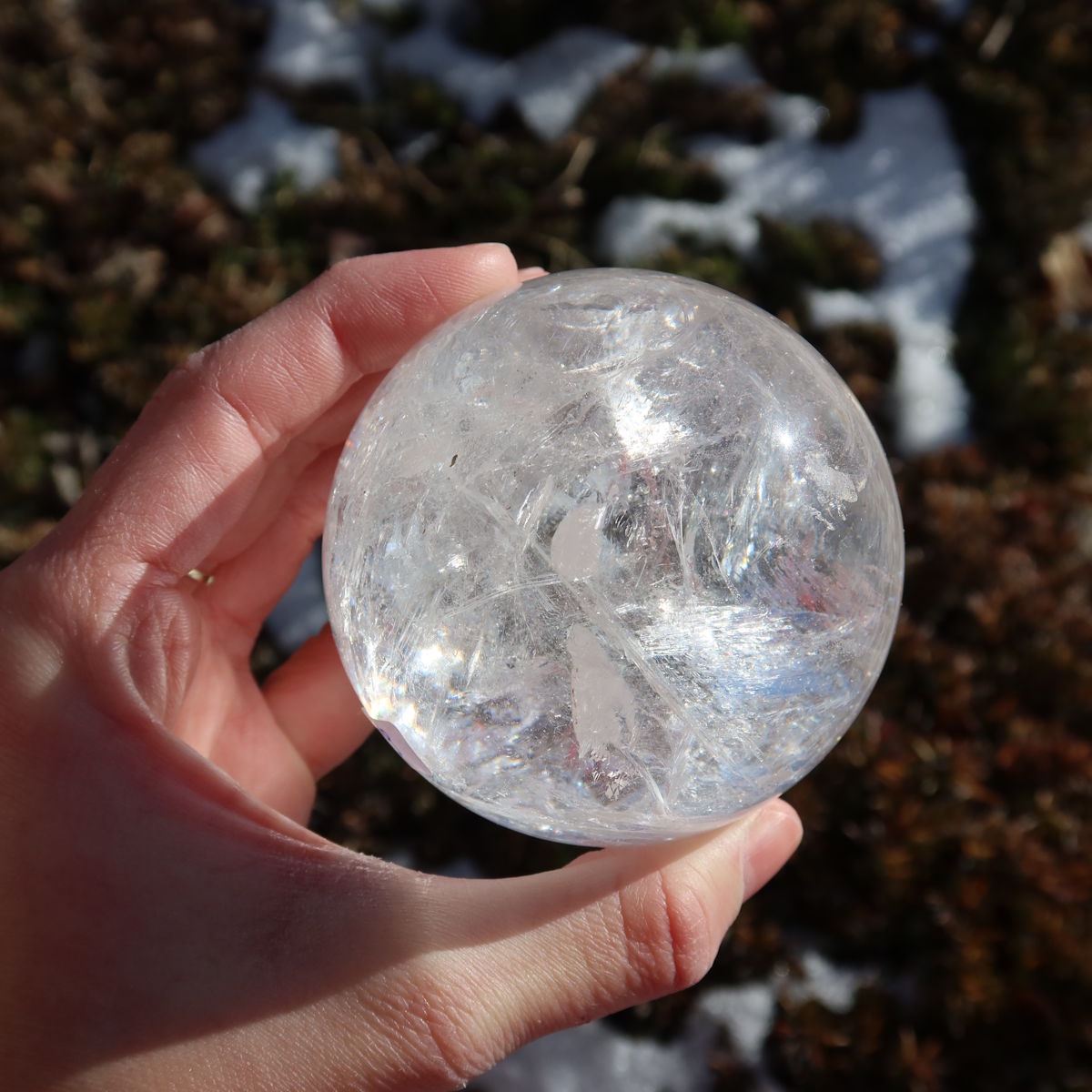 Bergkristall Kugel – Natürliche Kristallkugel 70mm Durchmesser Nr. 29 im Freien auf einem Stein, zeigt ihre natürliche Schönheit