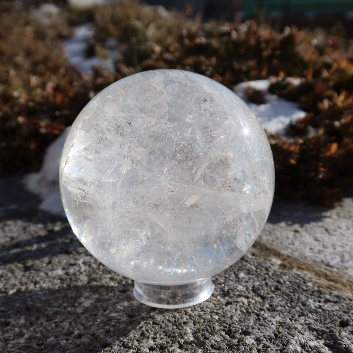 Bergkristall Kugel – Natürliche Kristallkugel 80mm Durchmesser Nr. 30 in Hand gehalten, zeigt Klarheit und natürliche Schönheit.