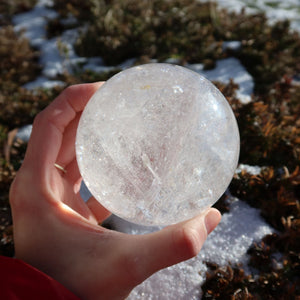 Bergkristall Kugel – Natürliche Kristallkugel 80mm Durchmesser Nr. 30 in Hand gehalten, zeigt Klarheit und natürliche Schönheit.