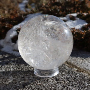 Bergkristall Kugel – Natürliche Kristallkugel 70mm Durchmesser Nr. 34, perfekt geschliffen für optimale Lichtbrechung in natürlicher Umgebung