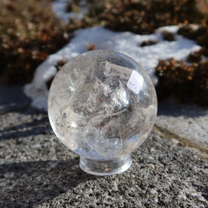 Bergkristall Kugel – Natürliche Kristallkugel 65mm Durchmesser Nr. 36 im Außenbereich bei Tageslicht