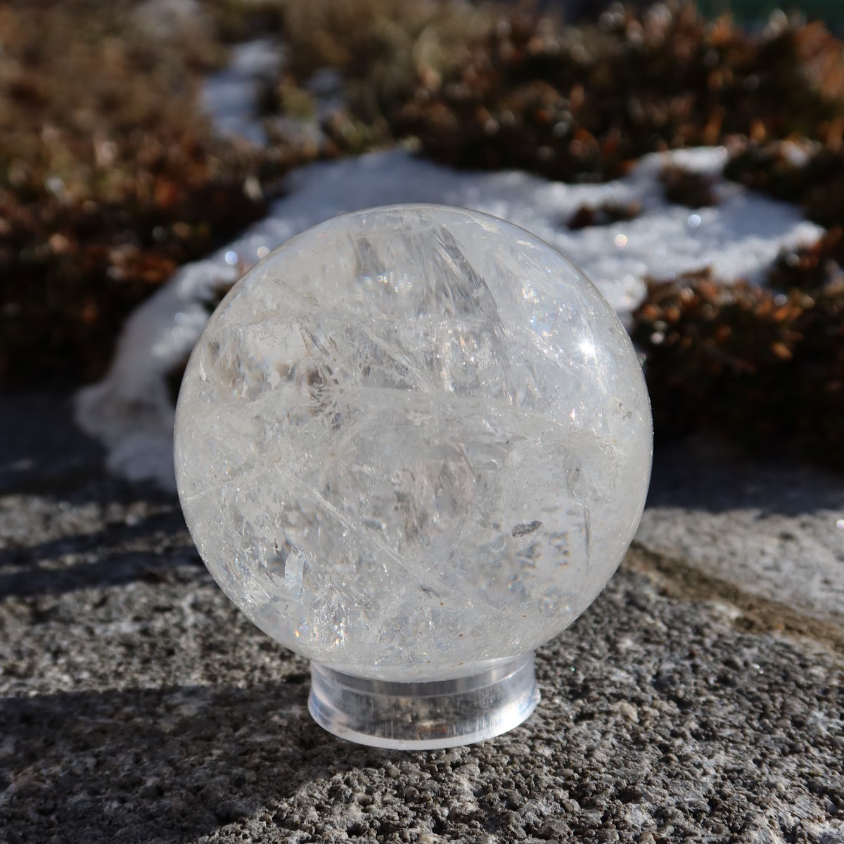 Bergkristall Kugel – Natürliche Kristallkugel 65mm Durchmesser Nr. 37, perfekt geschliffen mit natürlicher Klarheit und Schönheit.