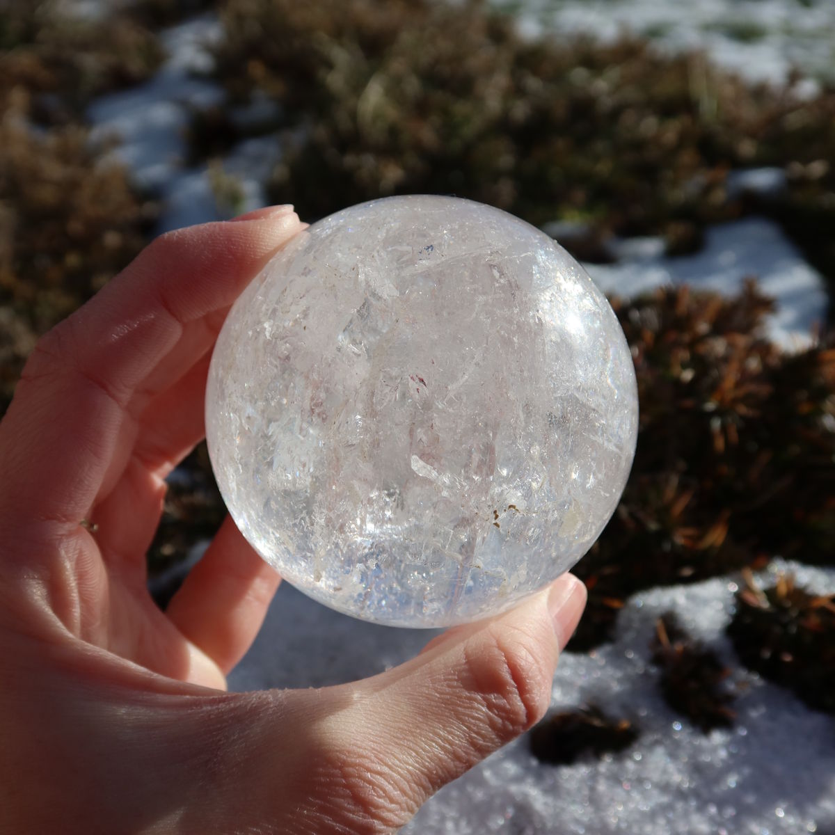 Bergkristall Kugel – Natürliche Kristallkugel 65mm Durchmesser Nr. 37, perfekt geschliffen mit natürlicher Klarheit und Schönheit.