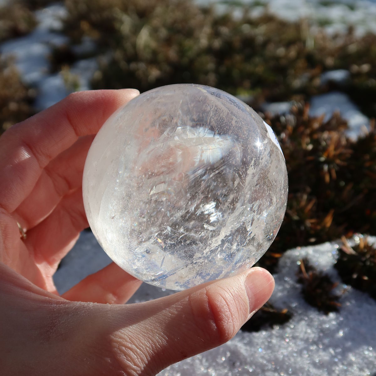 Bergkristall Kugel – Natürliche Kristallkugel 60mm Durchmesser Nr. 38 auf Felsen Hintergrund