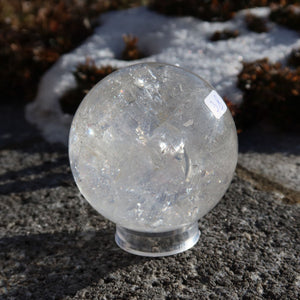 Bergkristall Kugel – Natürliche Kristallkugel 60mm Durchmesser Nr. 38, aus 100 % natürlichem Kristall, lichtdurchlässig auf Steinuntergrund