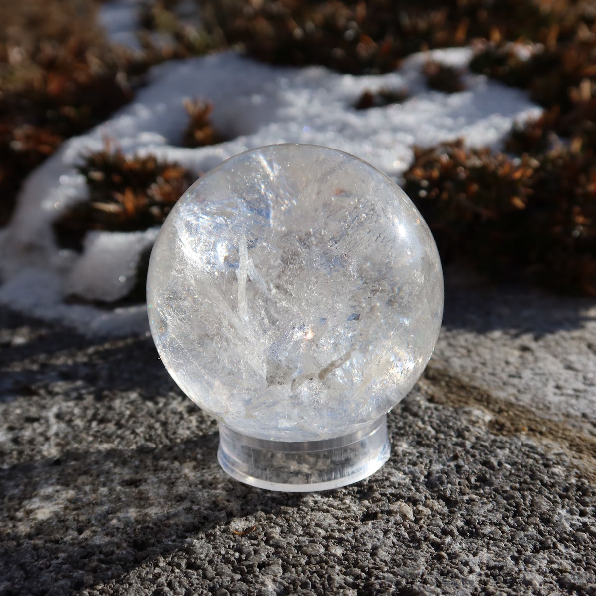 Bergkristall Kugel – Natürliche Kristallkugel 55mm Durchmesser Nr. 42, glänzend im Sonnenlicht, Kunstwerk der Natur auf Steinunterlage