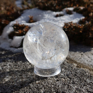 Bergkristall Kugel – Natürliche Kristallkugel 55mm Durchmesser Nr. 42, glänzend im Sonnenlicht, Kunstwerk der Natur auf Steinunterlage