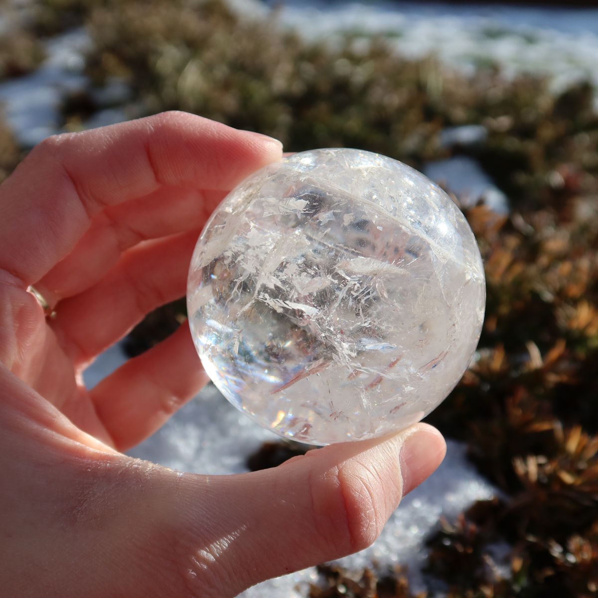 Bergkristall Kugel – Natürliche Kristallkugel 55mm Durchmesser Nr. 44 auf Stein im Freien