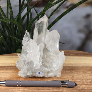 Bergkristall Stufe 1A Qualität, 11x10x7 cm - Klarheit und Fokus - UNIKAT Nr. 10 auf Holztisch, Rohkristalle aus Brasilien.