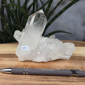 Bergkristall Stufe 1A Qualität, 9x11x7 cm - Klarheit und Fokus - UNIKAT Nr. 11, rohe brasilianische Kristallstufe auf Holzunterlage